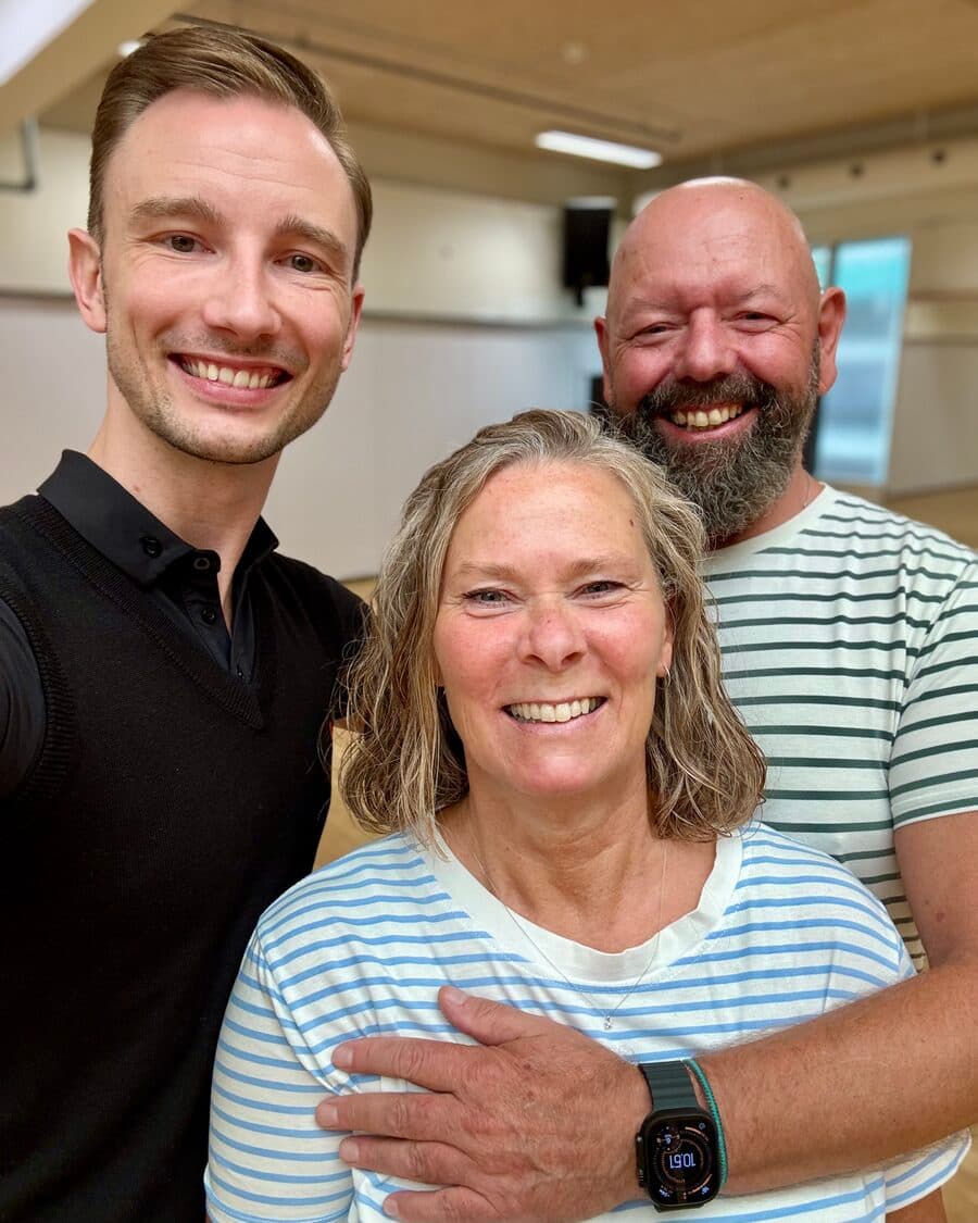 Anette og Mogens sammen med Oliver i studiet efter deres brudevalslektion