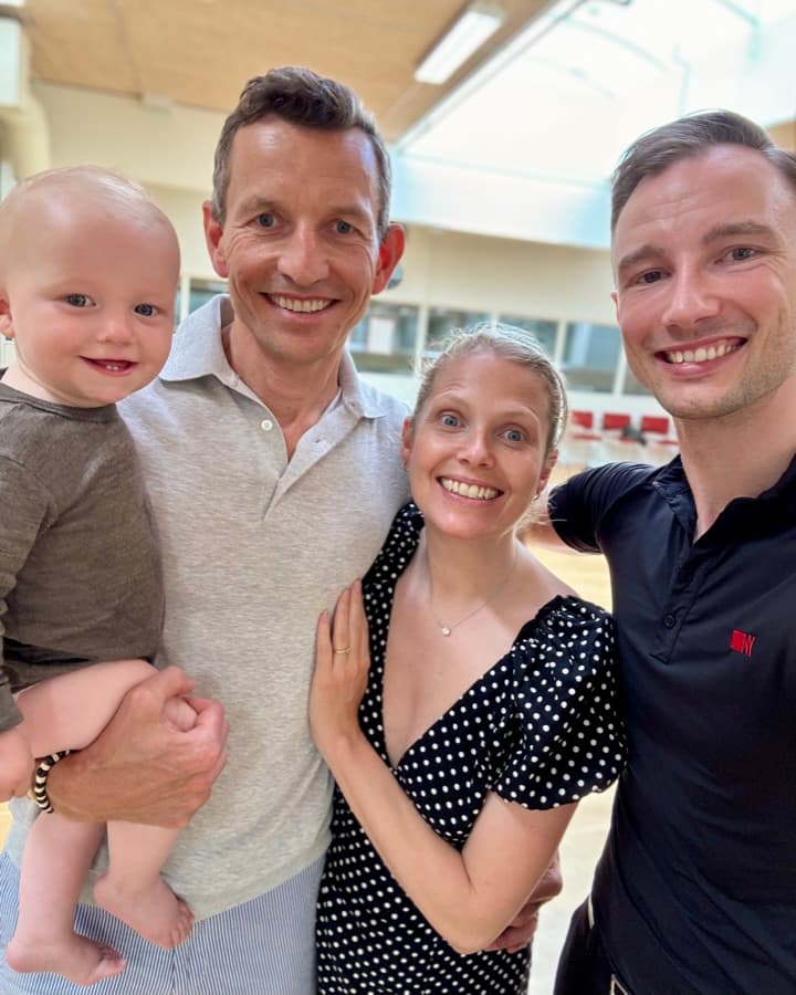 Henrik med sin familie i studiet efter deres brudevalslektion